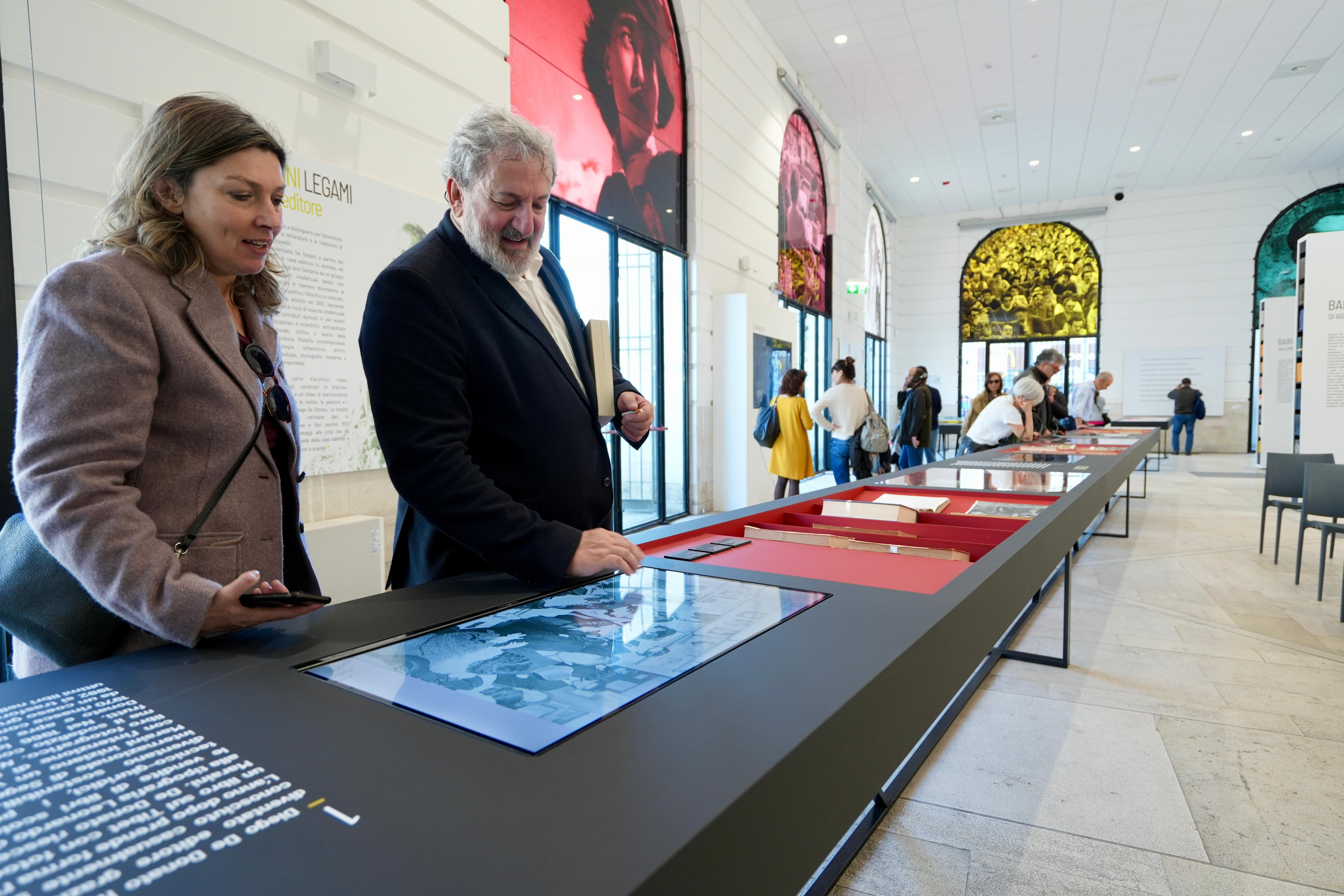 Galleria Il presidente Emiliano alla mostra “Visioni, passioni, legami. Diego De Donato editore” - Diapositiva 5 di 8