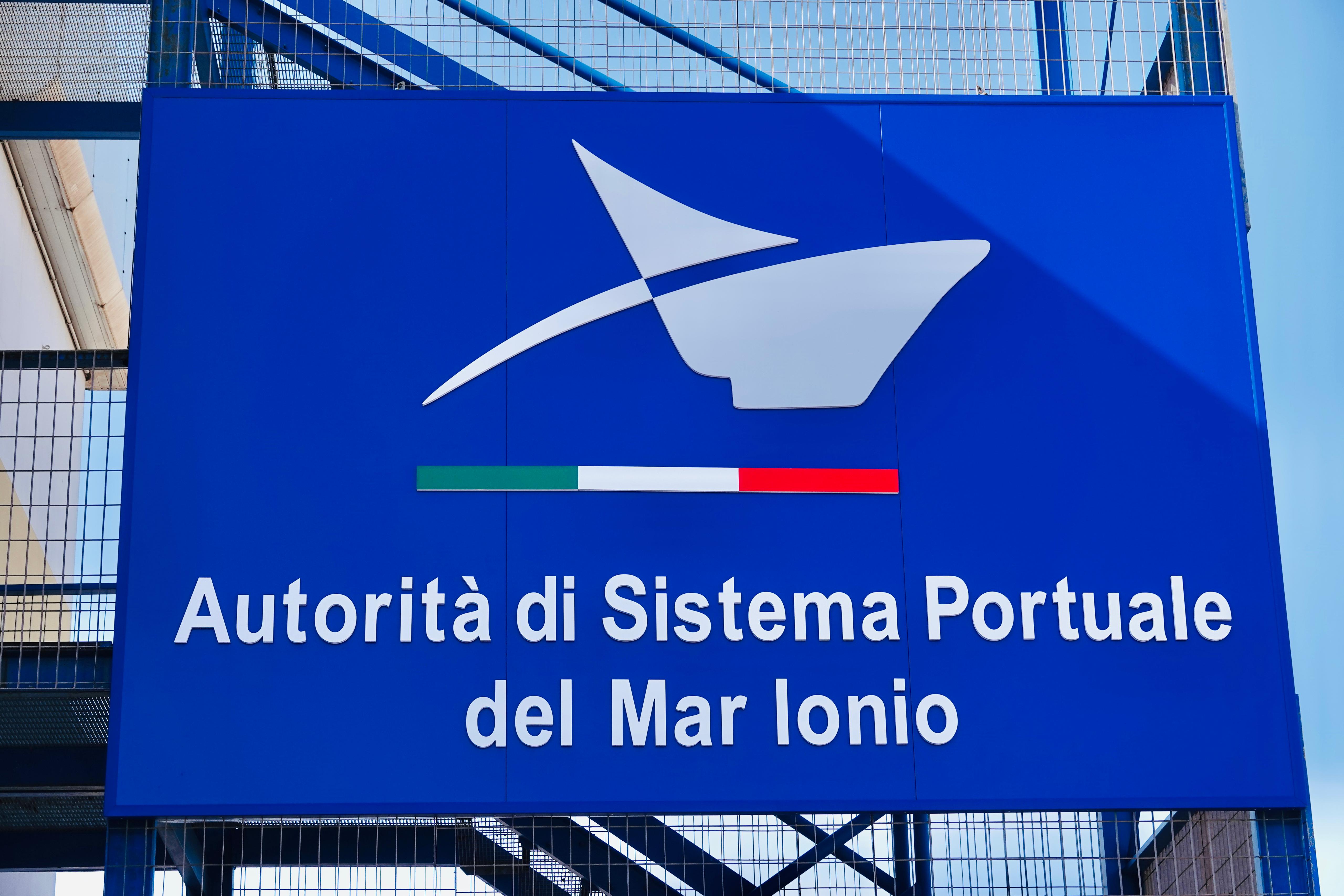 Galleria Lavoratori portuali di Taranto, oggi a Taranto la sottoscrizione del Protocollo d’Intesa tra Regione Puglia e Autorità di Sistema Portuale del Mar Ionio - Diapositiva 5 di 12