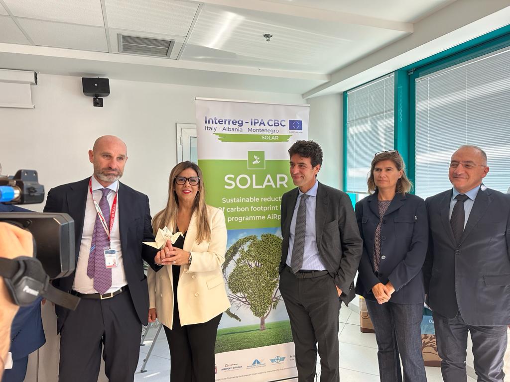 Galleria Evento Finale del Progetto SOLAR: Verso la Sostenibilità Ambientale negli Aeroporti - Diapositiva 1 di 3
