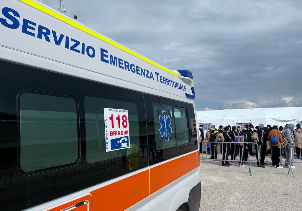 Galleria Emiliano a Brindisi per accogliere la nave di Medici Senza Frontiere con 339 persone salvate al largo di Malta - Diapositiva 32 di 34