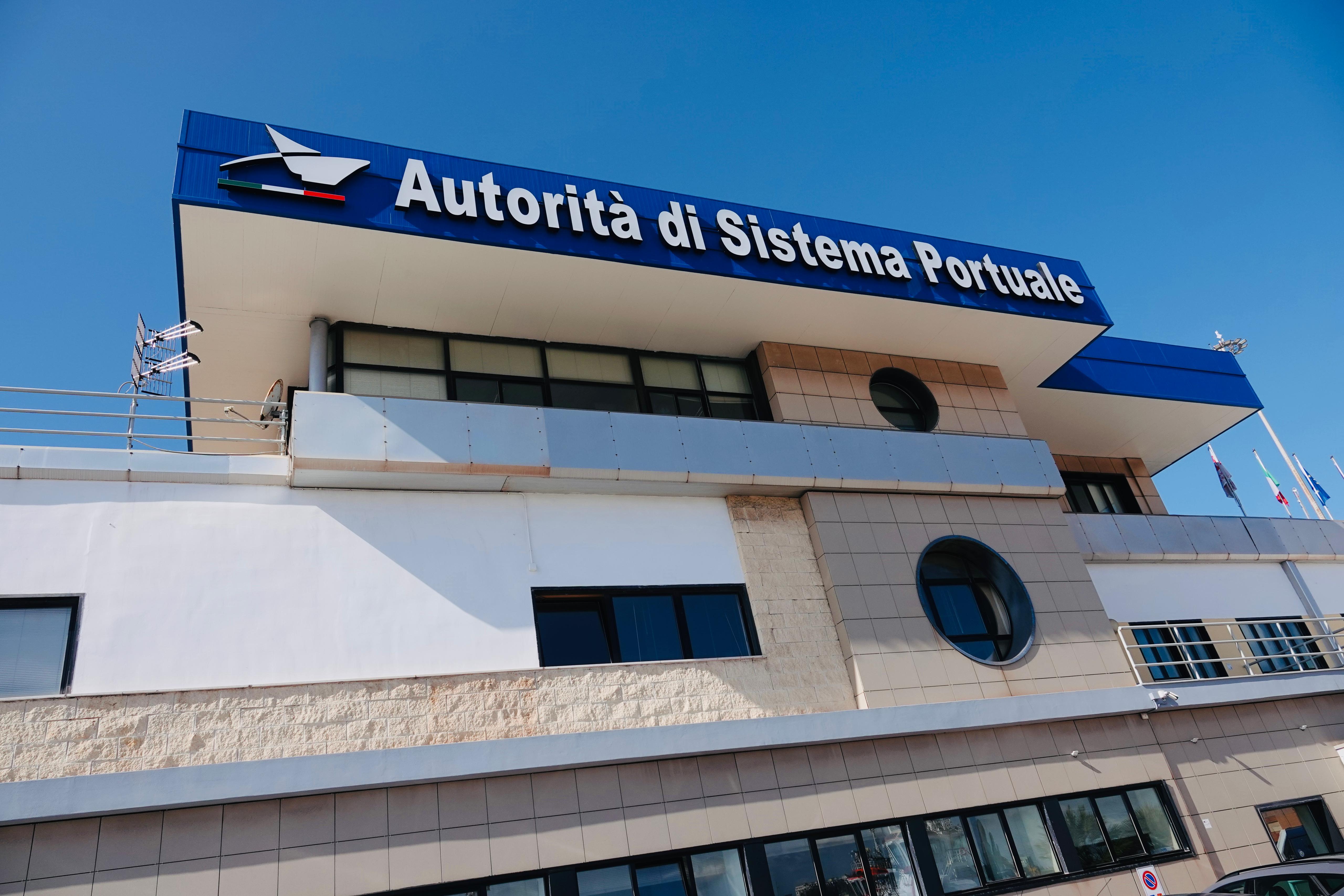 Galleria Lavoratori portuali di Taranto, oggi a Taranto la sottoscrizione del Protocollo d’Intesa tra Regione Puglia e Autorità di Sistema Portuale del Mar Ionio - Diapositiva 2 di 12