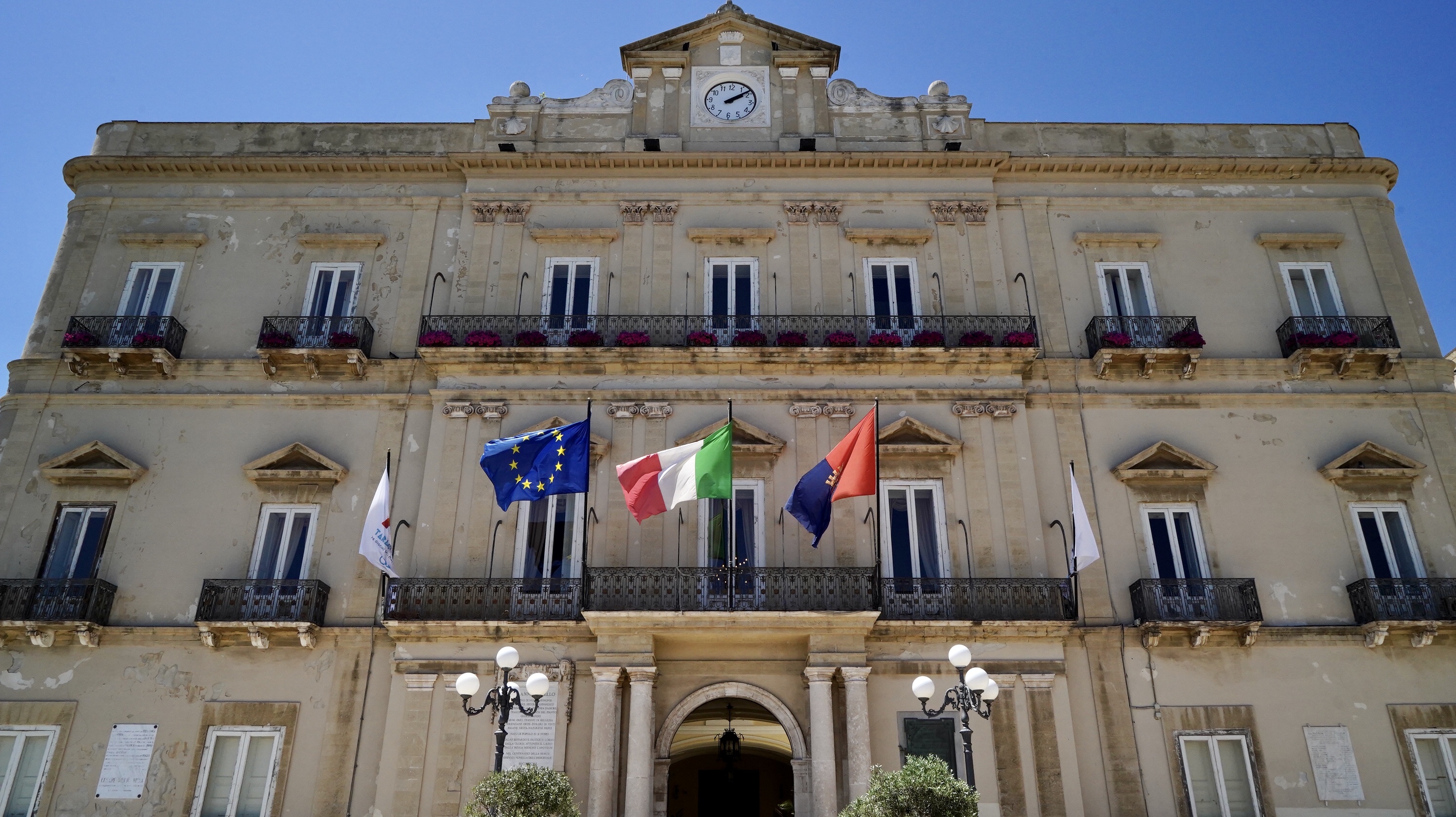 Il prospetto  principale della sede del Comune di Taranto