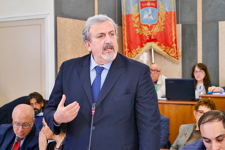 il presidente Emiliano ad un Consiglio Comunale a Taranto